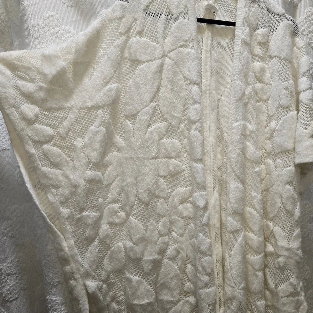 Akemi + Kin Anthropologie Floral Burnout Kimono Cardigan‎ Ivory White OS